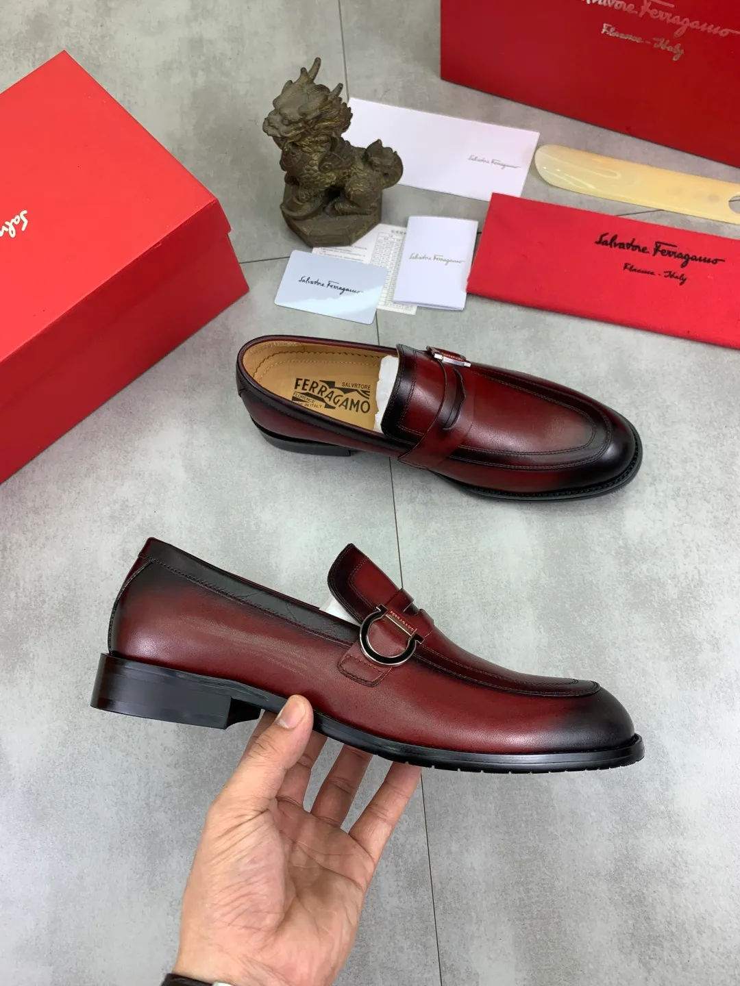 Men's Men's Shoes 💰P562💰[New Style] Water-dyed Niuli 🆘[Salvatore Ferragamo] Ferragamo's latest casual business leather shoes for men! Listed simultaneously! The fabric is made of specially imported original pebbled calfskin, and the lining is made of imported water-dyed cowhide. It is absolutely luxurious and leads the fashion trend. Matching code: 38-44 (45 and 46 can be customized) Black, brown and burgundy colors available